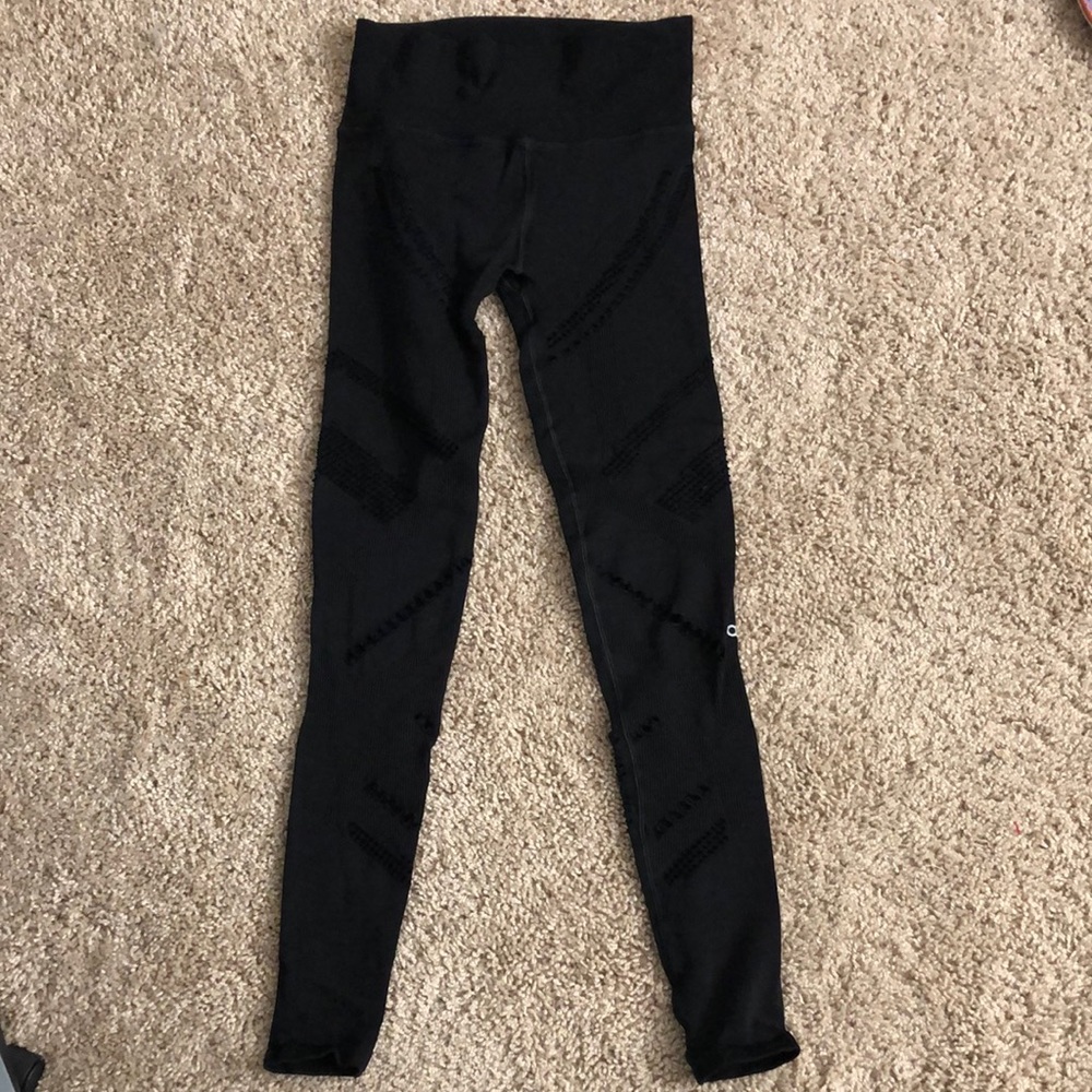 Good condition ALO leggings with mesh designs. Size small
